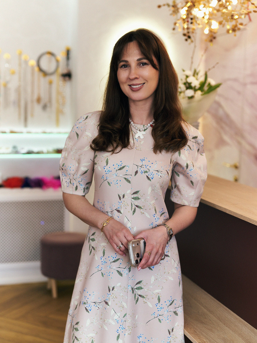 Двенадцатый день рождения в бутике «Астрель» отмечали в окружении цветов, волшебных ароматов и улыбающихся гостей, большинство из которых давно стали постоянными клиентами. По сложившейся традиции именно им дарят по такому случаю подарки, для них организуют праздник. Просторное помещение бутика украсили красными шарами, а входную группу преобразила по-весеннему яркая цветочная арка с иллюминацией. Подробнее о торжестве — в нашем материале.