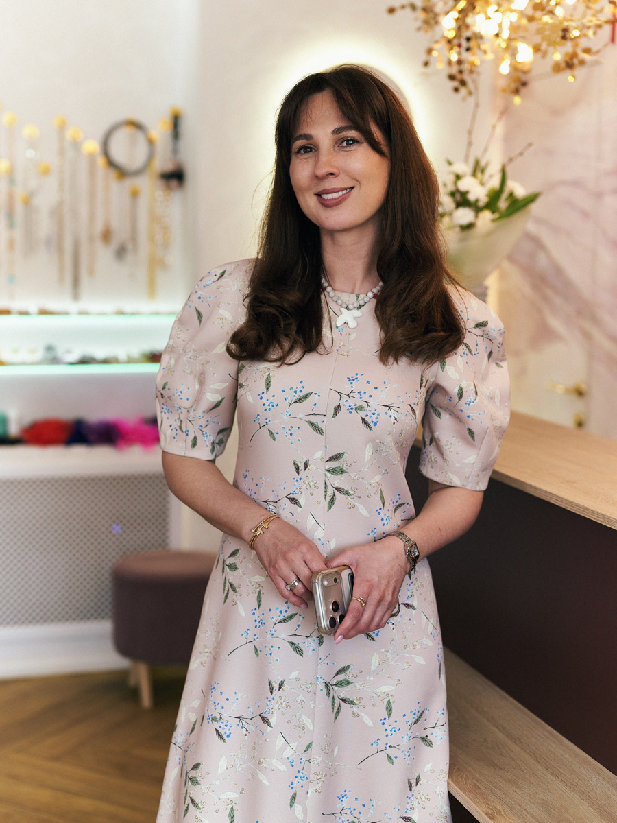 Двенадцатый день рождения в бутике «Астрель» отмечали в окружении цветов, волшебных ароматов и улыбающихся гостей, большинство из которых давно стали постоянными клиентами. По сложившейся традиции именно им дарят по такому случаю подарки, для них организуют праздник. Просторное помещение бутика украсили красными шарами, а входную группу преобразила по-весеннему яркая цветочная арка с иллюминацией. Подробнее о торжестве — в нашем материале.