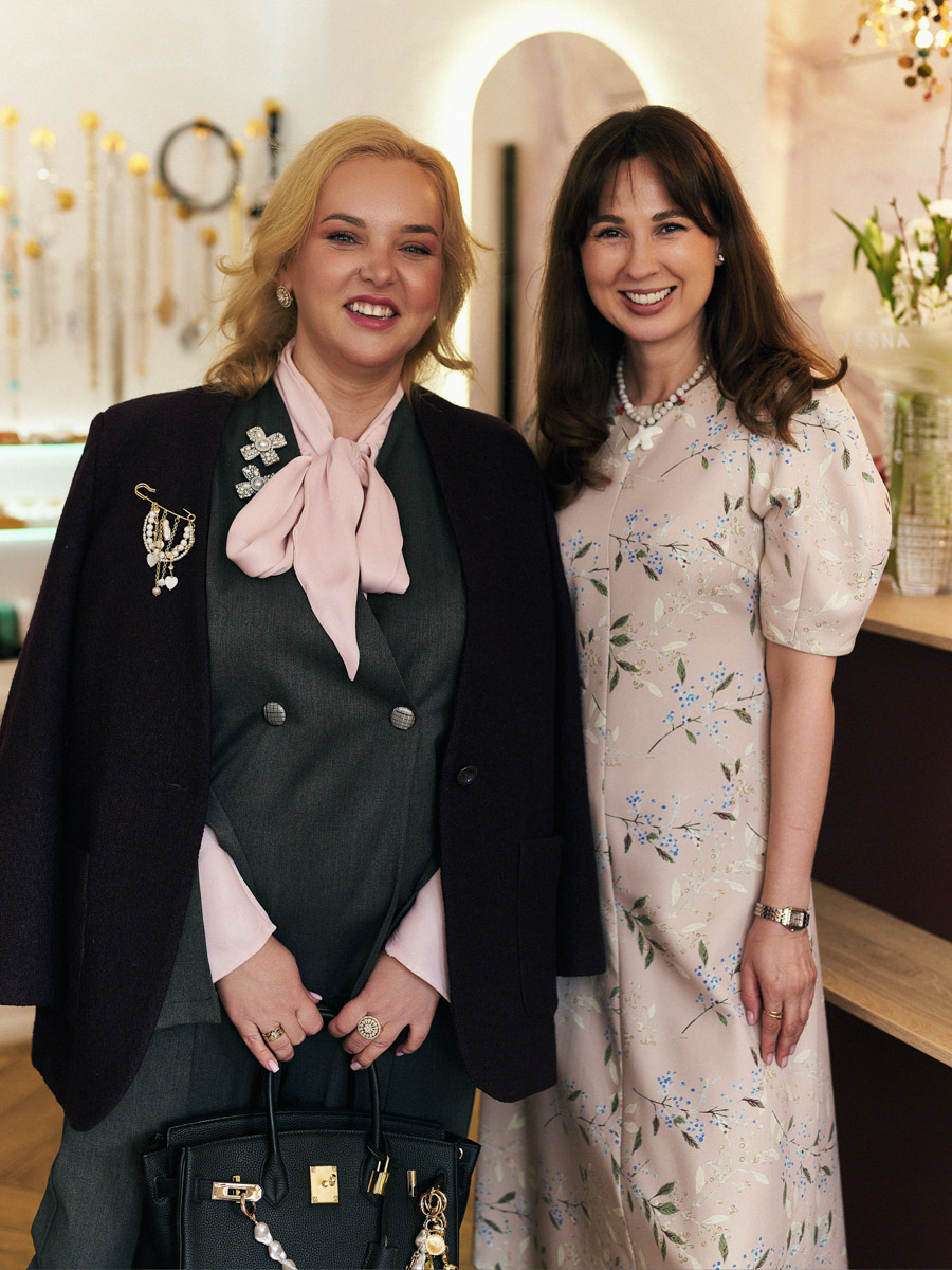 Двенадцатый день рождения в бутике «Астрель» отмечали в окружении цветов, волшебных ароматов и улыбающихся гостей, большинство из которых давно стали постоянными клиентами. По сложившейся традиции именно им дарят по такому случаю подарки, для них организуют праздник. Просторное помещение бутика украсили красными шарами, а входную группу преобразила по-весеннему яркая цветочная арка с иллюминацией. Подробнее о торжестве — в нашем материале.