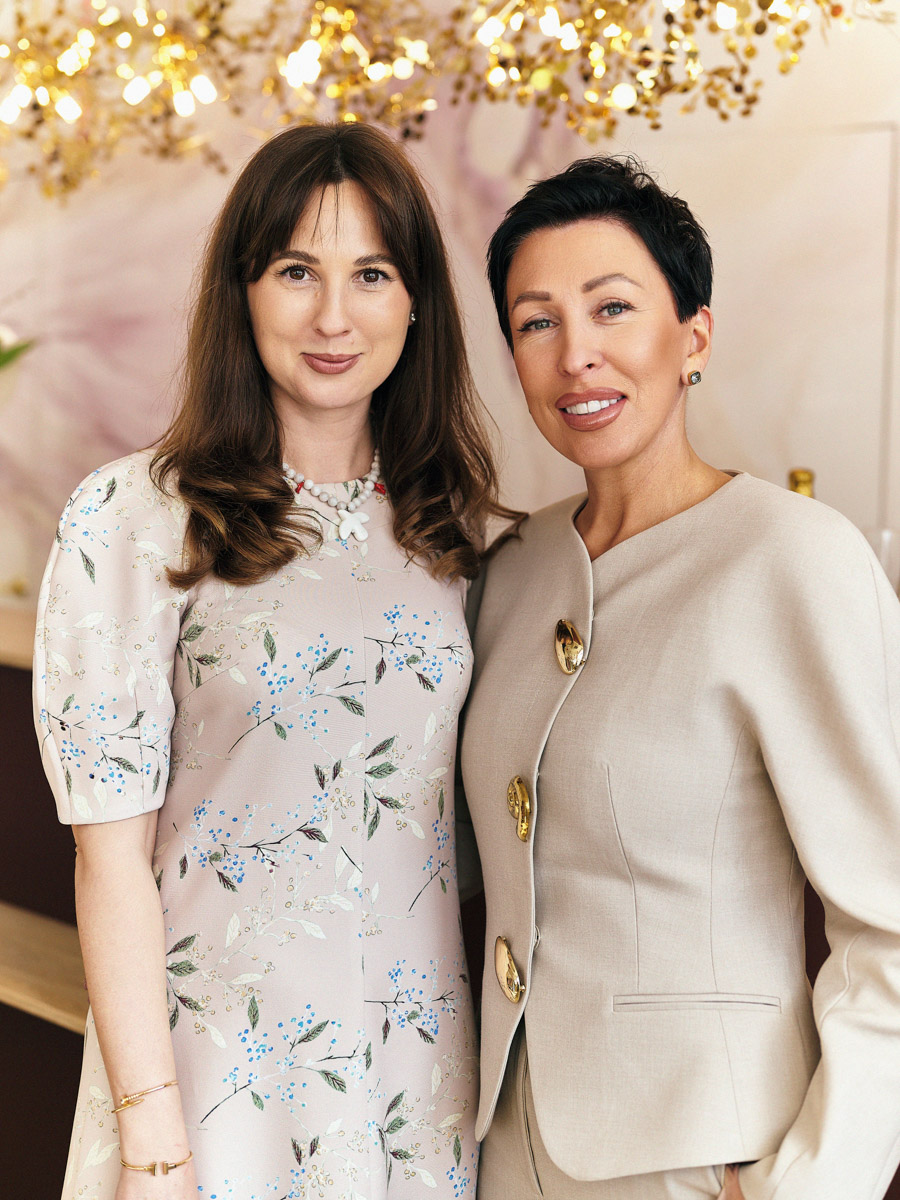 Двенадцатый день рождения в бутике «Астрель» отмечали в окружении цветов, волшебных ароматов и улыбающихся гостей, большинство из которых давно стали постоянными клиентами. По сложившейся традиции именно им дарят по такому случаю подарки, для них организуют праздник. Просторное помещение бутика украсили красными шарами, а входную группу преобразила по-весеннему яркая цветочная арка с иллюминацией. Подробнее о торжестве — в нашем материале.