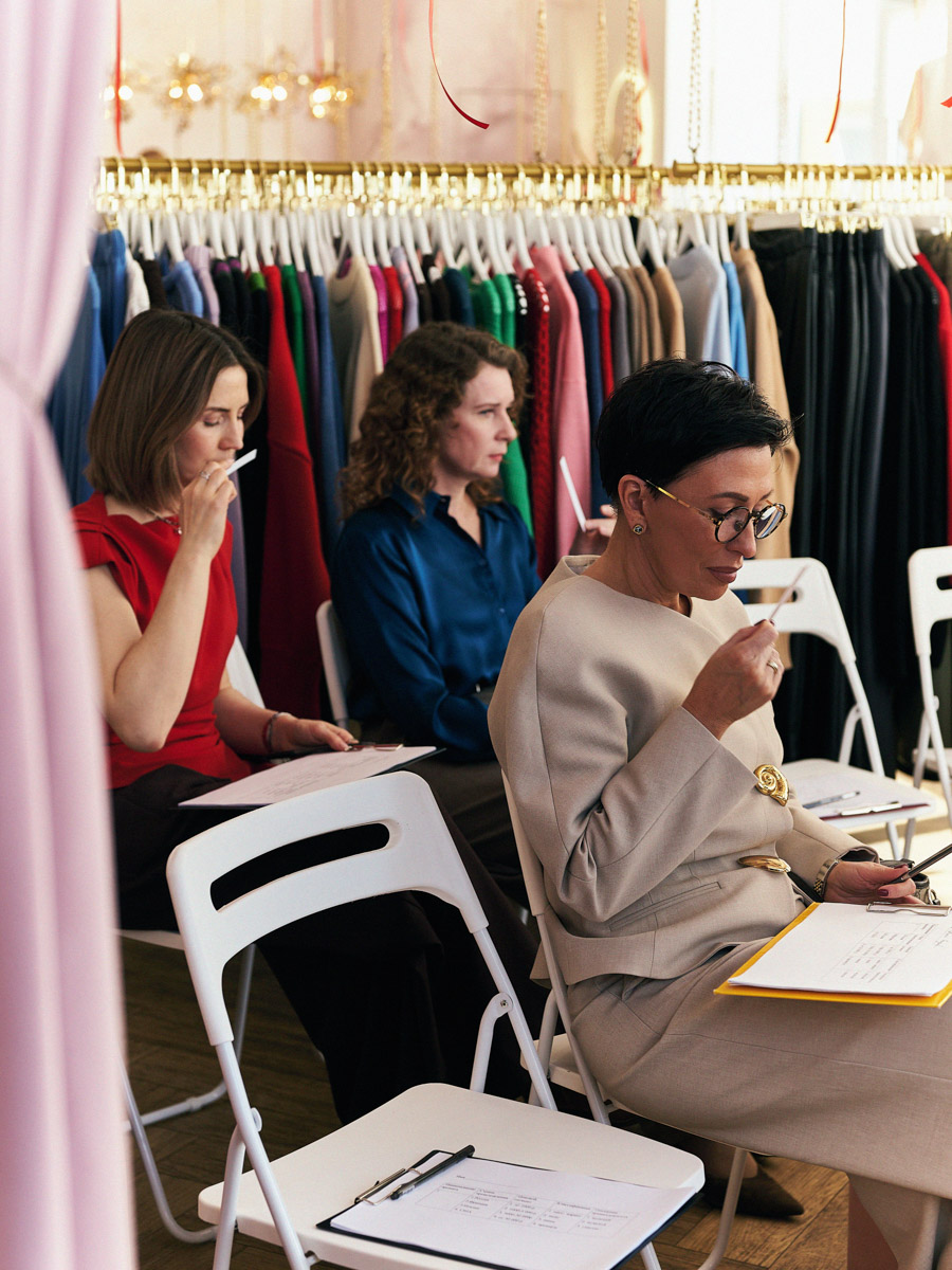 Двенадцатый день рождения в бутике «Астрель» отмечали в окружении цветов, волшебных ароматов и улыбающихся гостей, большинство из которых давно стали постоянными клиентами. По сложившейся традиции именно им дарят по такому случаю подарки, для них организуют праздник. Просторное помещение бутика украсили красными шарами, а входную группу преобразила по-весеннему яркая цветочная арка с иллюминацией. Подробнее о торжестве — в нашем материале.