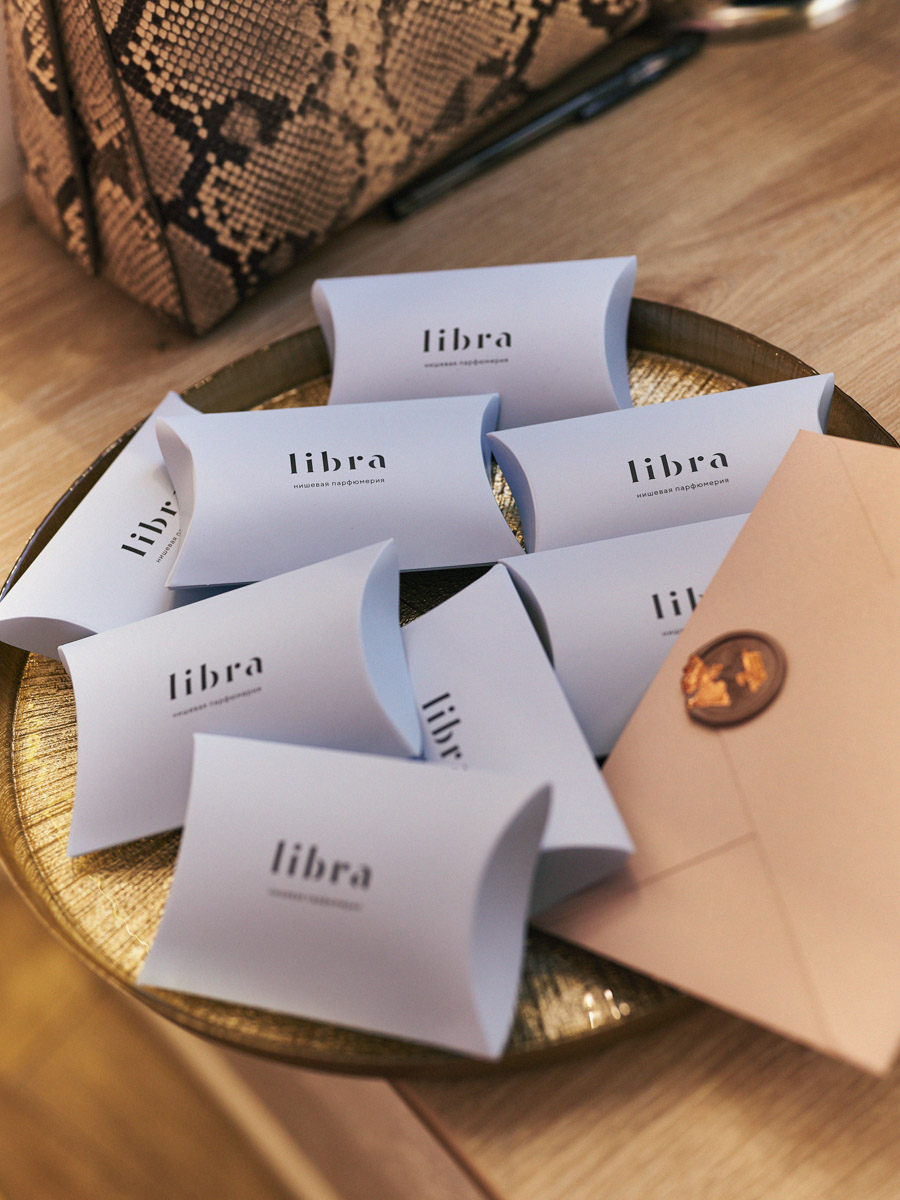 Двенадцатый день рождения в бутике «Астрель» отмечали в окружении цветов, волшебных ароматов и улыбающихся гостей, большинство из которых давно стали постоянными клиентами. По сложившейся традиции именно им дарят по такому случаю подарки, для них организуют праздник. Просторное помещение бутика украсили красными шарами, а входную группу преобразила по-весеннему яркая цветочная арка с иллюминацией. Подробнее о торжестве — в нашем материале.