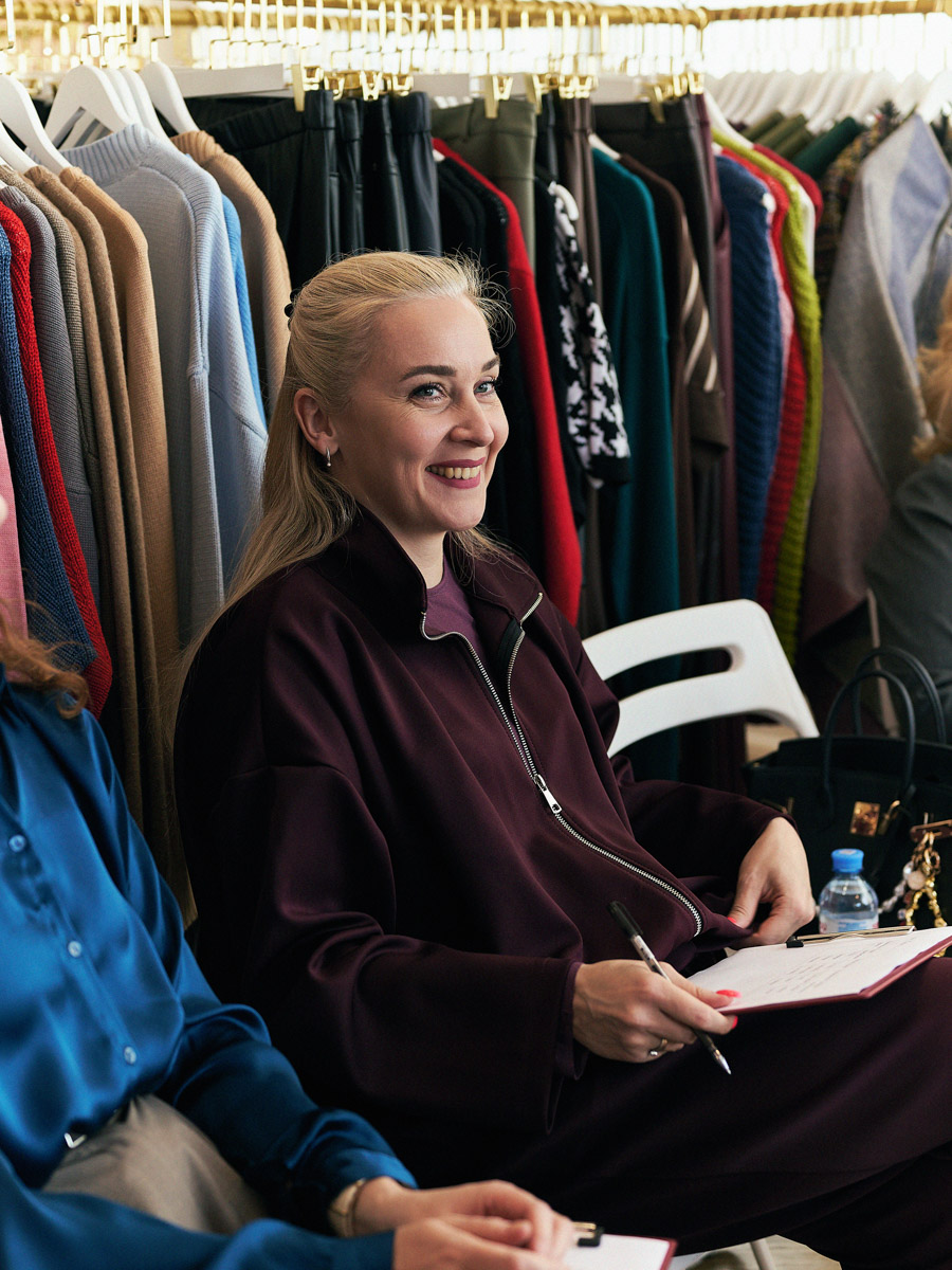 Двенадцатый день рождения в бутике «Астрель» отмечали в окружении цветов, волшебных ароматов и улыбающихся гостей, большинство из которых давно стали постоянными клиентами. По сложившейся традиции именно им дарят по такому случаю подарки, для них организуют праздник. Просторное помещение бутика украсили красными шарами, а входную группу преобразила по-весеннему яркая цветочная арка с иллюминацией. Подробнее о торжестве — в нашем материале.