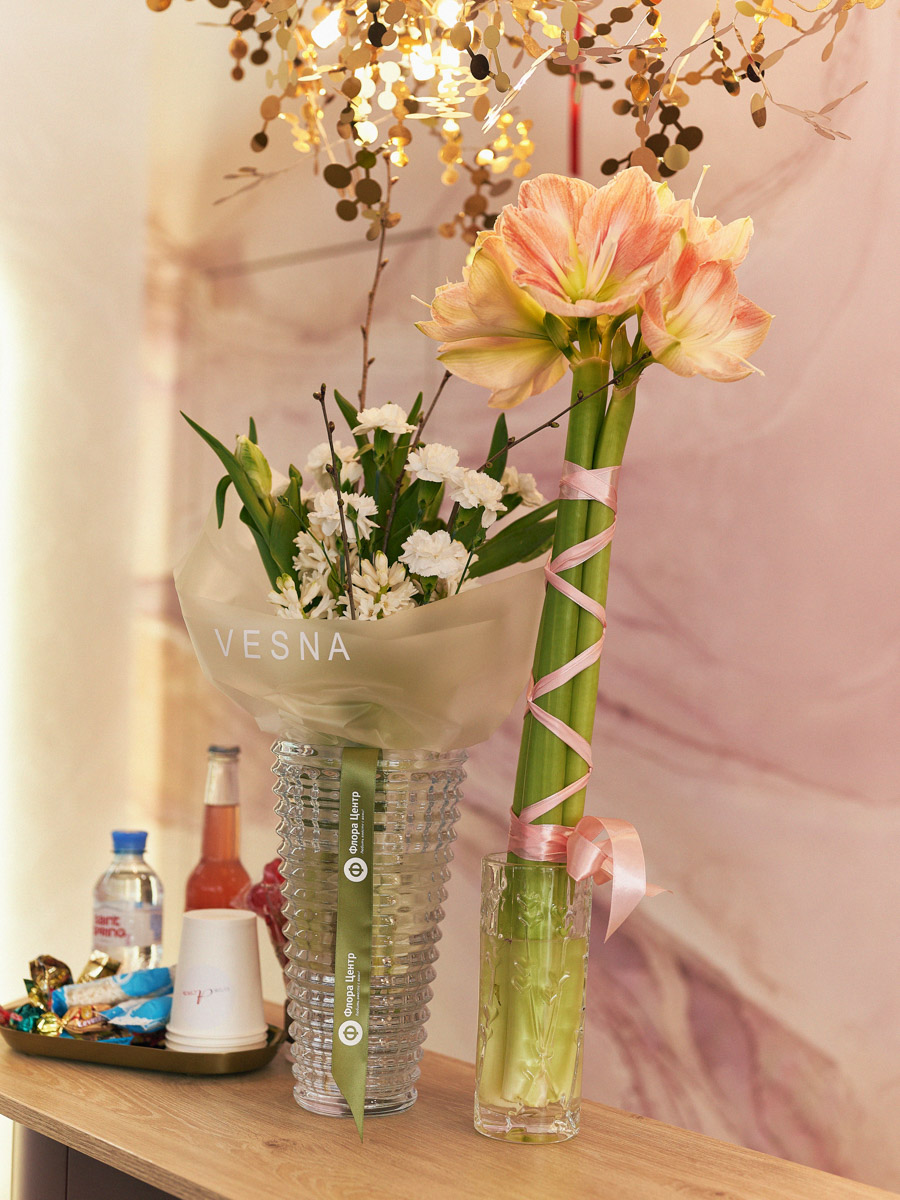 Двенадцатый день рождения в бутике «Астрель» отмечали в окружении цветов, волшебных ароматов и улыбающихся гостей, большинство из которых давно стали постоянными клиентами. По сложившейся традиции именно им дарят по такому случаю подарки, для них организуют праздник. Просторное помещение бутика украсили красными шарами, а входную группу преобразила по-весеннему яркая цветочная арка с иллюминацией. Подробнее о торжестве — в нашем материале.