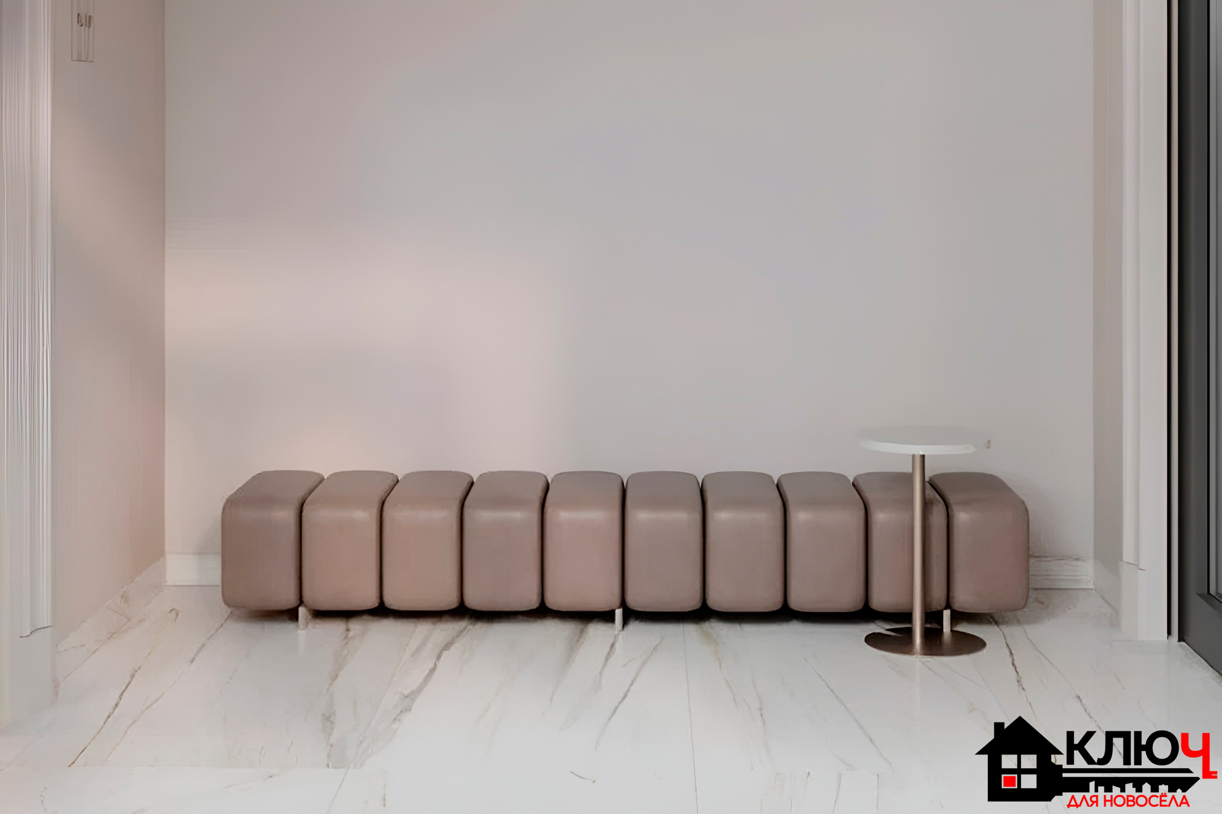 Многим знаком этот бытовой хаос после переезда: вроде бы квартира куплена, но обустройство растягивается на годы. Мы привыкаем спотыкаться о коробки в коридоре, таскать грязную собаку через всю прихожую до самой ванной и по двадцать минут нарезать круги по району, чтобы припарковаться у собственного дома. В ЖК на Чайковского на эти проблемы посмотрели глазами жильца еще на этапе чертежей. Оказалось, что большинства стрессов можно избежать, если заранее продумать сценарии жизни.