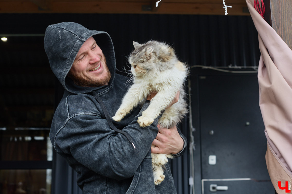 Самбист Антон Коновалов никогда не мечтал о жилье в новеньком ЖК. Поэтому, когда он купил участок с домом в деревне Юрино, никто из знакомых не удивился. В Сети чемпион России, Европы и мира рассказывает, как кормит кур и кроликов, пьет чай, наслаждаясь щебетом птиц, рубит дрова. Благодать, одним словом. И «Ключ-Медиа» перед ней не устоял — собрался и приехал к атлету в гости.