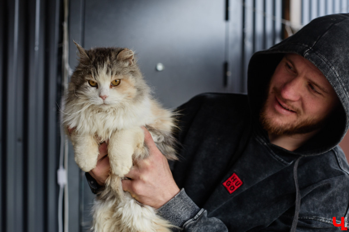 Самбист Антон Коновалов никогда не мечтал о жилье в новеньком ЖК. Поэтому, когда он купил участок с домом в деревне Юрино, никто из знакомых не удивился. В Сети чемпион России, Европы и мира рассказывает, как кормит кур и кроликов, пьет чай, наслаждаясь щебетом птиц, рубит дрова. Благодать, одним словом. И «Ключ-Медиа» перед ней не устоял — собрался и приехал к атлету в гости.