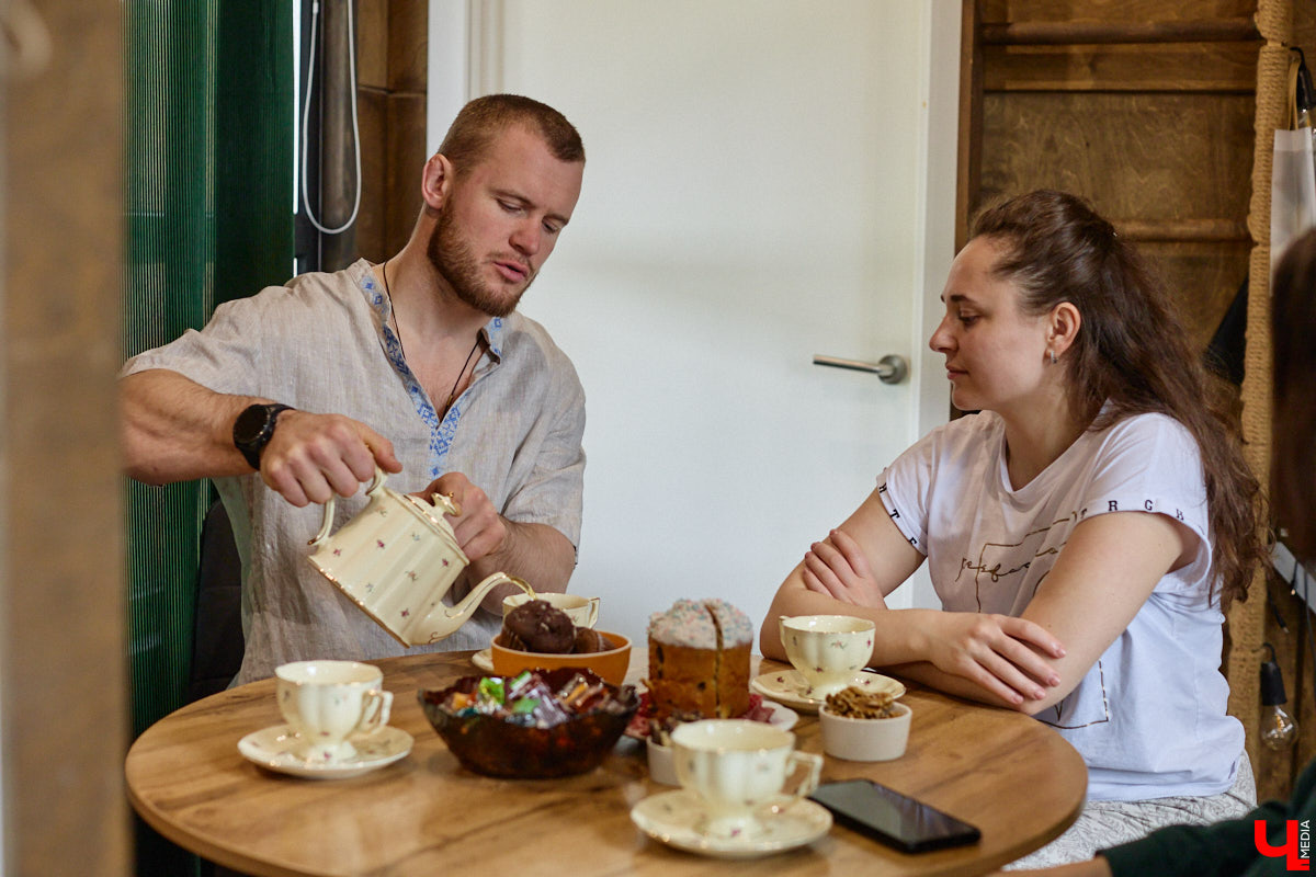 Самбист Антон Коновалов никогда не мечтал о жилье в новеньком ЖК. Поэтому, когда он купил участок с домом в деревне Юрино, никто из знакомых не удивился. В Сети чемпион России, Европы и мира рассказывает, как кормит кур и кроликов, пьет чай, наслаждаясь щебетом птиц, рубит дрова. Благодать, одним словом. И «Ключ-Медиа» перед ней не устоял — собрался и приехал к атлету в гости.