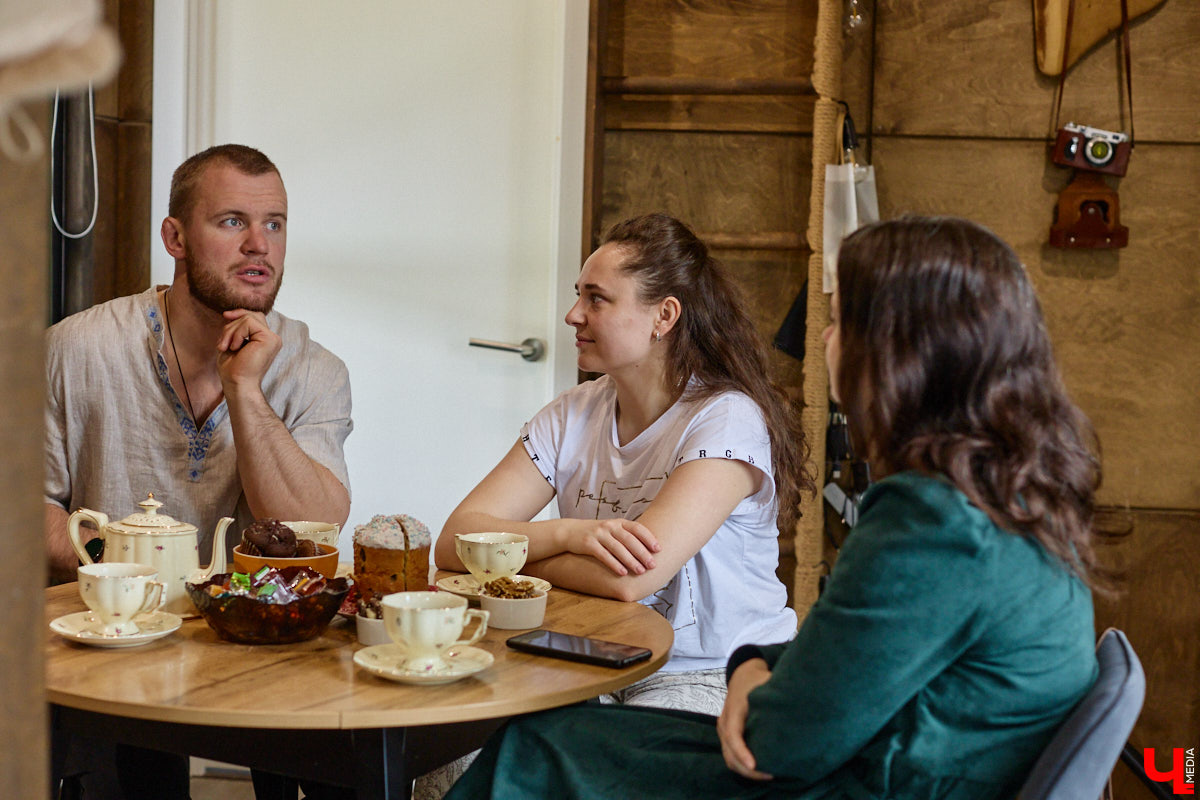 Самбист Антон Коновалов никогда не мечтал о жилье в новеньком ЖК. Поэтому, когда он купил участок с домом в деревне Юрино, никто из знакомых не удивился. В Сети чемпион России, Европы и мира рассказывает, как кормит кур и кроликов, пьет чай, наслаждаясь щебетом птиц, рубит дрова. Благодать, одним словом. И «Ключ-Медиа» перед ней не устоял — собрался и приехал к атлету в гости.