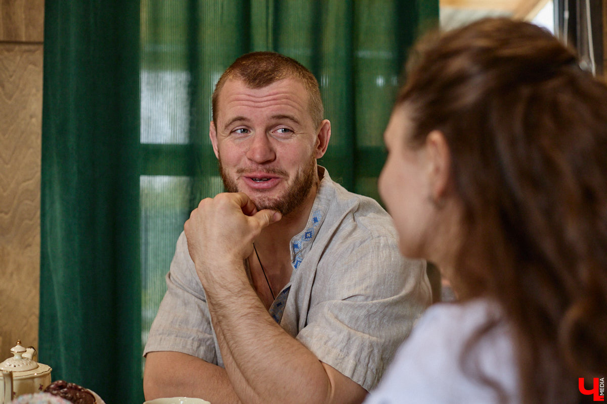 Самбист Антон Коновалов никогда не мечтал о жилье в новеньком ЖК. Поэтому, когда он купил участок с домом в деревне Юрино, никто из знакомых не удивился. В Сети чемпион России, Европы и мира рассказывает, как кормит кур и кроликов, пьет чай, наслаждаясь щебетом птиц, рубит дрова. Благодать, одним словом. И «Ключ-Медиа» перед ней не устоял — собрался и приехал к атлету в гости.