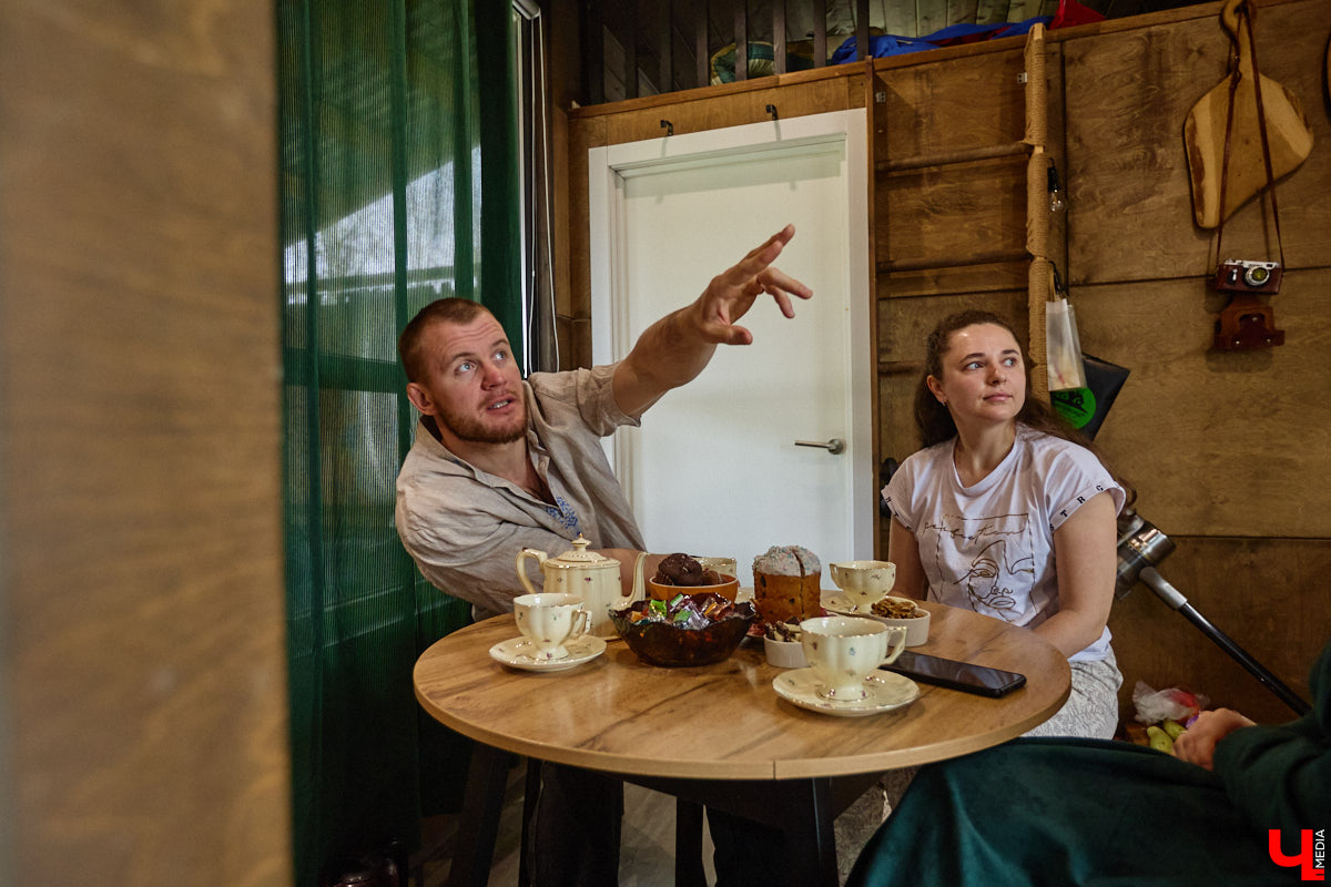 Самбист Антон Коновалов никогда не мечтал о жилье в новеньком ЖК. Поэтому, когда он купил участок с домом в деревне Юрино, никто из знакомых не удивился. В Сети чемпион России, Европы и мира рассказывает, как кормит кур и кроликов, пьет чай, наслаждаясь щебетом птиц, рубит дрова. Благодать, одним словом. И «Ключ-Медиа» перед ней не устоял — собрался и приехал к атлету в гости.