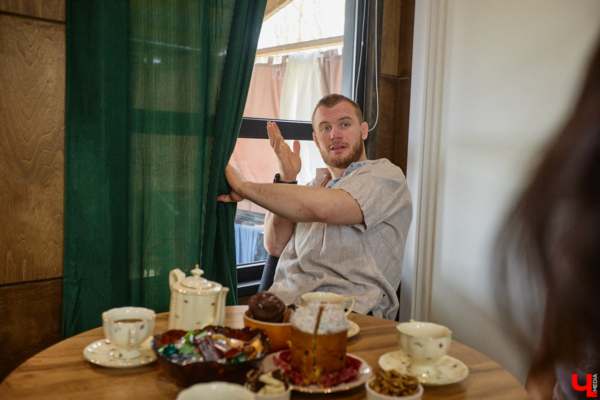 Самбист Антон Коновалов никогда не мечтал о жилье в новеньком ЖК. Поэтому, когда он купил участок с домом в деревне Юрино, никто из знакомых не удивился. В Сети чемпион России, Европы и мира рассказывает, как кормит кур и кроликов, пьет чай, наслаждаясь щебетом птиц, рубит дрова. Благодать, одним словом. И «Ключ-Медиа» перед ней не устоял — собрался и приехал к атлету в гости.