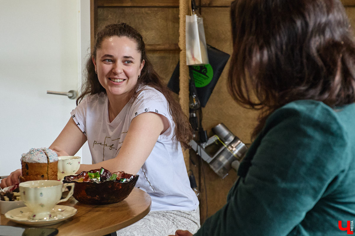Самбист Антон Коновалов никогда не мечтал о жилье в новеньком ЖК. Поэтому, когда он купил участок с домом в деревне Юрино, никто из знакомых не удивился. В Сети чемпион России, Европы и мира рассказывает, как кормит кур и кроликов, пьет чай, наслаждаясь щебетом птиц, рубит дрова. Благодать, одним словом. И «Ключ-Медиа» перед ней не устоял — собрался и приехал к атлету в гости.