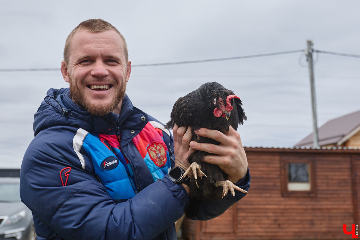 Самбист Антон Коновалов никогда не мечтал о жилье в новеньком ЖК. Поэтому, когда он купил участок с домом в деревне Юрино, никто из знакомых не удивился. В Сети чемпион России, Европы и мира рассказывает, как кормит кур и кроликов, пьет чай, наслаждаясь щебетом птиц, рубит дрова. Благодать, одним словом. И «Ключ-Медиа» перед ней не устоял — собрался и приехал к атлету в гости.