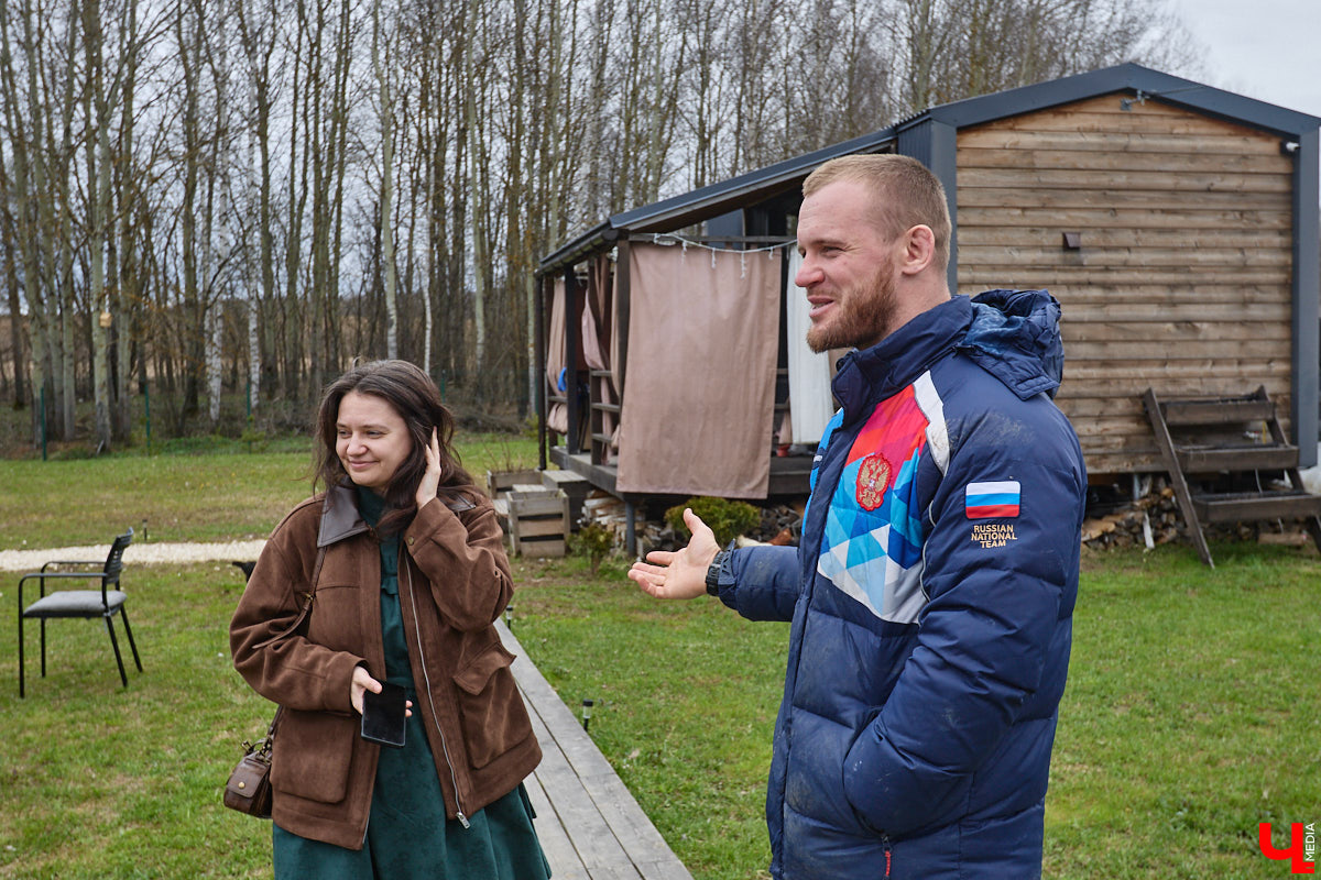 Самбист Антон Коновалов никогда не мечтал о жилье в новеньком ЖК. Поэтому, когда он купил участок с домом в деревне Юрино, никто из знакомых не удивился. В Сети чемпион России, Европы и мира рассказывает, как кормит кур и кроликов, пьет чай, наслаждаясь щебетом птиц, рубит дрова. Благодать, одним словом. И «Ключ-Медиа» перед ней не устоял — собрался и приехал к атлету в гости.