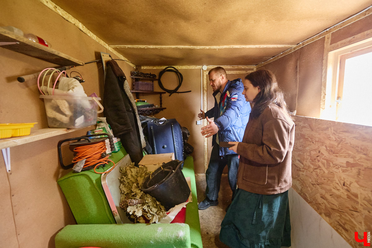 Самбист Антон Коновалов никогда не мечтал о жилье в новеньком ЖК. Поэтому, когда он купил участок с домом в деревне Юрино, никто из знакомых не удивился. В Сети чемпион России, Европы и мира рассказывает, как кормит кур и кроликов, пьет чай, наслаждаясь щебетом птиц, рубит дрова. Благодать, одним словом. И «Ключ-Медиа» перед ней не устоял — собрался и приехал к атлету в гости.