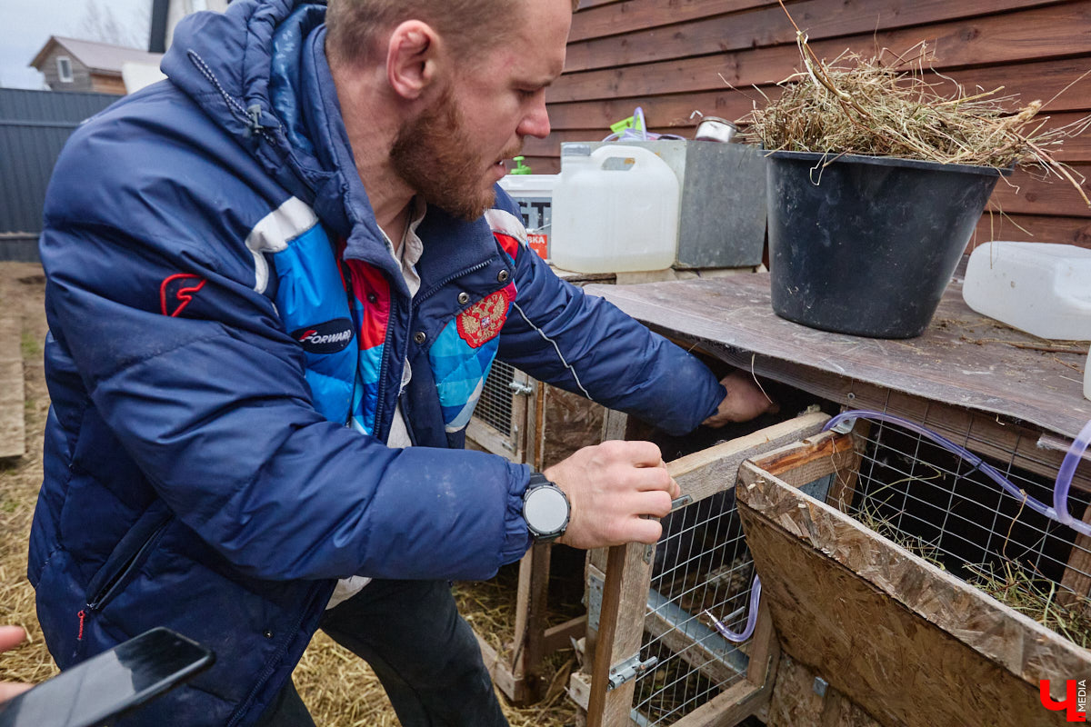 Самбист Антон Коновалов никогда не мечтал о жилье в новеньком ЖК. Поэтому, когда он купил участок с домом в деревне Юрино, никто из знакомых не удивился. В Сети чемпион России, Европы и мира рассказывает, как кормит кур и кроликов, пьет чай, наслаждаясь щебетом птиц, рубит дрова. Благодать, одним словом. И «Ключ-Медиа» перед ней не устоял — собрался и приехал к атлету в гости.