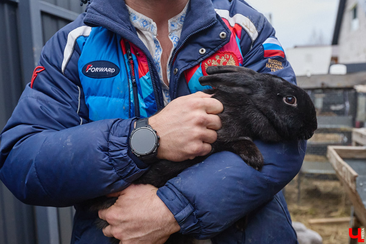 Самбист Антон Коновалов никогда не мечтал о жилье в новеньком ЖК. Поэтому, когда он купил участок с домом в деревне Юрино, никто из знакомых не удивился. В Сети чемпион России, Европы и мира рассказывает, как кормит кур и кроликов, пьет чай, наслаждаясь щебетом птиц, рубит дрова. Благодать, одним словом. И «Ключ-Медиа» перед ней не устоял — собрался и приехал к атлету в гости.