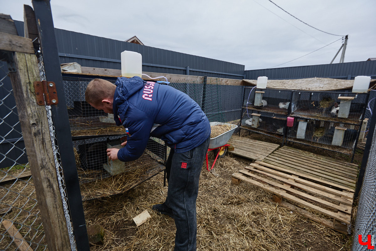 Самбист Антон Коновалов никогда не мечтал о жилье в новеньком ЖК. Поэтому, когда он купил участок с домом в деревне Юрино, никто из знакомых не удивился. В Сети чемпион России, Европы и мира рассказывает, как кормит кур и кроликов, пьет чай, наслаждаясь щебетом птиц, рубит дрова. Благодать, одним словом. И «Ключ-Медиа» перед ней не устоял — собрался и приехал к атлету в гости.