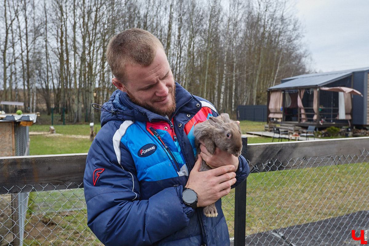 Самбист Антон Коновалов никогда не мечтал о жилье в новеньком ЖК. Поэтому, когда он купил участок с домом в деревне Юрино, никто из знакомых не удивился. В Сети чемпион России, Европы и мира рассказывает, как кормит кур и кроликов, пьет чай, наслаждаясь щебетом птиц, рубит дрова. Благодать, одним словом. И «Ключ-Медиа» перед ней не устоял — собрался и приехал к атлету в гости.