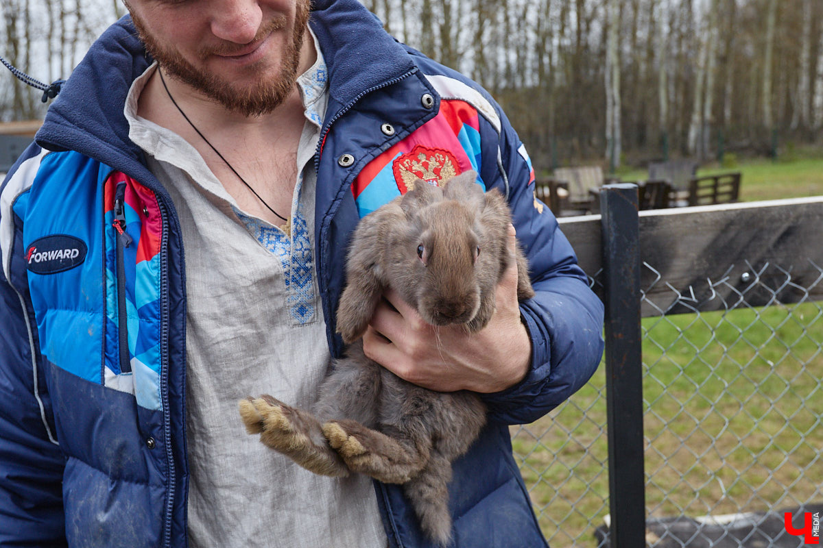 Самбист Антон Коновалов никогда не мечтал о жилье в новеньком ЖК. Поэтому, когда он купил участок с домом в деревне Юрино, никто из знакомых не удивился. В Сети чемпион России, Европы и мира рассказывает, как кормит кур и кроликов, пьет чай, наслаждаясь щебетом птиц, рубит дрова. Благодать, одним словом. И «Ключ-Медиа» перед ней не устоял — собрался и приехал к атлету в гости.