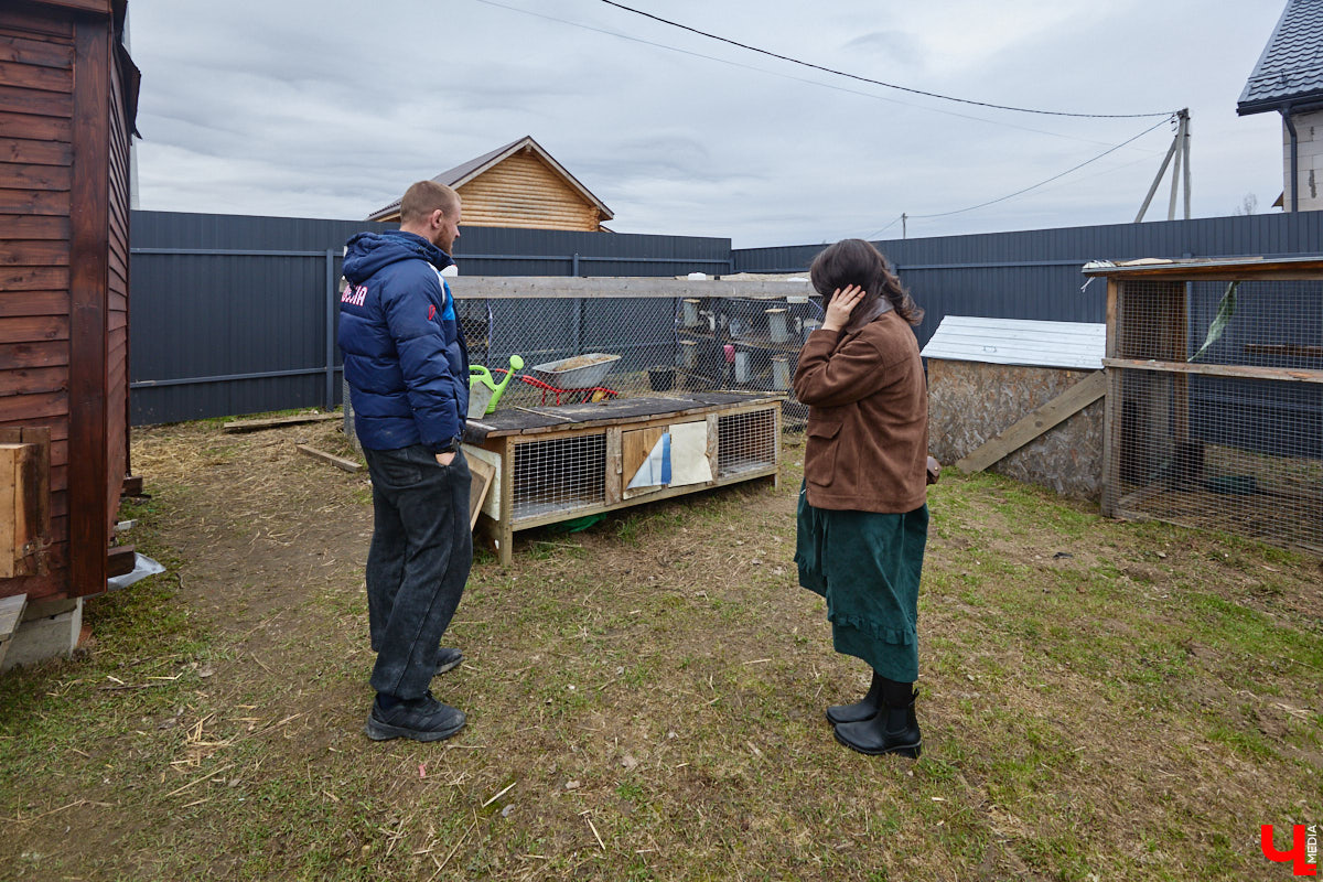 Самбист Антон Коновалов никогда не мечтал о жилье в новеньком ЖК. Поэтому, когда он купил участок с домом в деревне Юрино, никто из знакомых не удивился. В Сети чемпион России, Европы и мира рассказывает, как кормит кур и кроликов, пьет чай, наслаждаясь щебетом птиц, рубит дрова. Благодать, одним словом. И «Ключ-Медиа» перед ней не устоял — собрался и приехал к атлету в гости.
