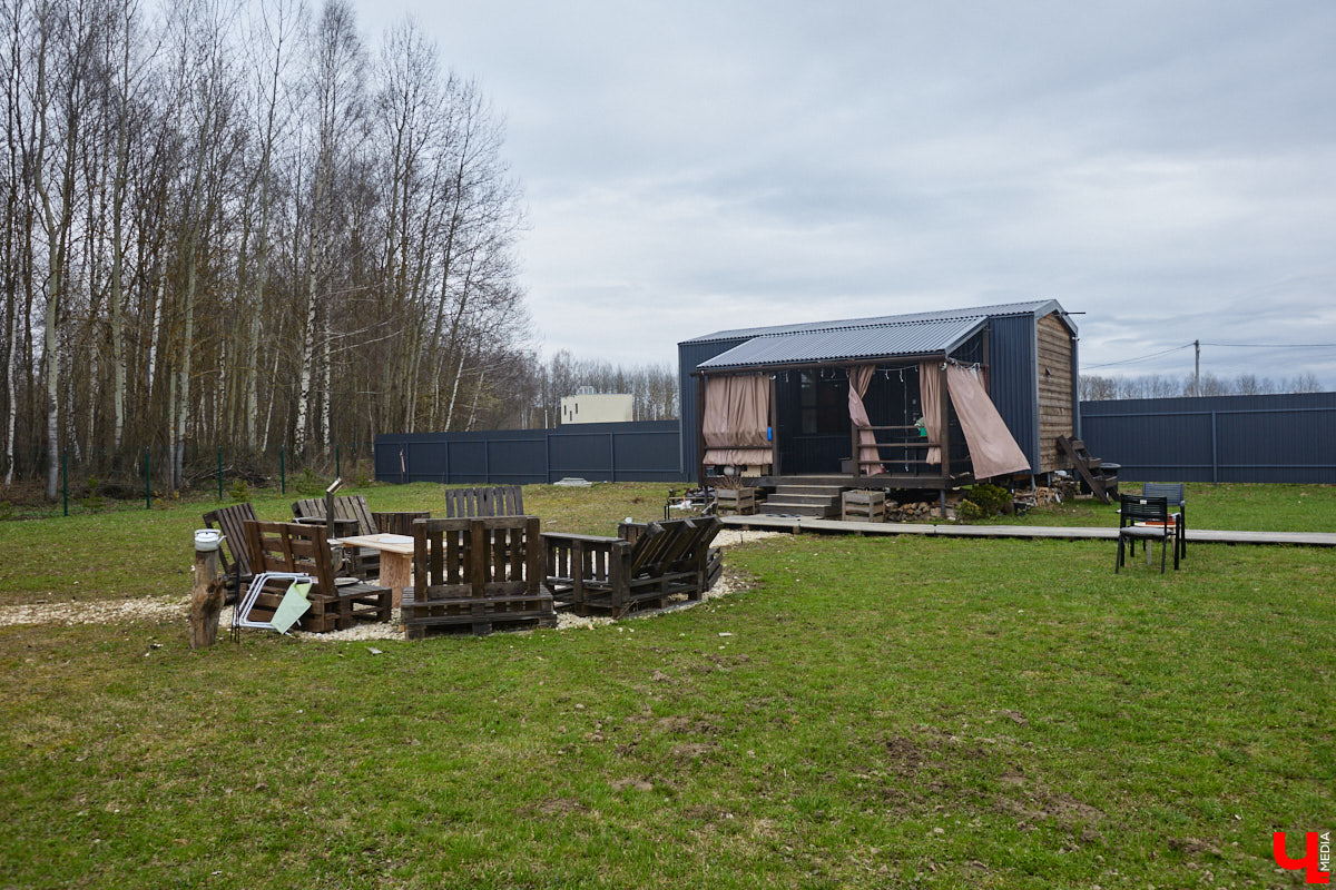 Самбист Антон Коновалов никогда не мечтал о жилье в новеньком ЖК. Поэтому, когда он купил участок с домом в деревне Юрино, никто из знакомых не удивился. В Сети чемпион России, Европы и мира рассказывает, как кормит кур и кроликов, пьет чай, наслаждаясь щебетом птиц, рубит дрова. Благодать, одним словом. И «Ключ-Медиа» перед ней не устоял — собрался и приехал к атлету в гости.