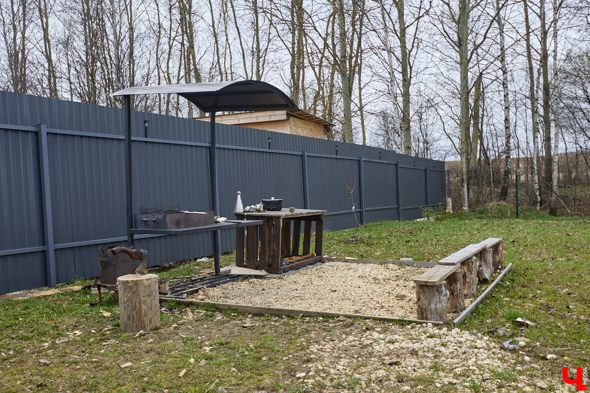 Самбист Антон Коновалов никогда не мечтал о жилье в новеньком ЖК. Поэтому, когда он купил участок с домом в деревне Юрино, никто из знакомых не удивился. В Сети чемпион России, Европы и мира рассказывает, как кормит кур и кроликов, пьет чай, наслаждаясь щебетом птиц, рубит дрова. Благодать, одним словом. И «Ключ-Медиа» перед ней не устоял — собрался и приехал к атлету в гости.