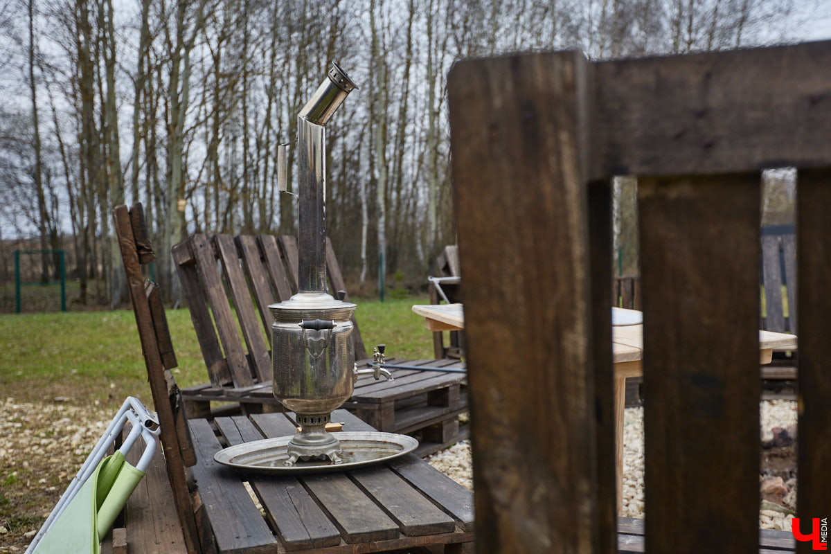 Самбист Антон Коновалов никогда не мечтал о жилье в новеньком ЖК. Поэтому, когда он купил участок с домом в деревне Юрино, никто из знакомых не удивился. В Сети чемпион России, Европы и мира рассказывает, как кормит кур и кроликов, пьет чай, наслаждаясь щебетом птиц, рубит дрова. Благодать, одним словом. И «Ключ-Медиа» перед ней не устоял — собрался и приехал к атлету в гости.