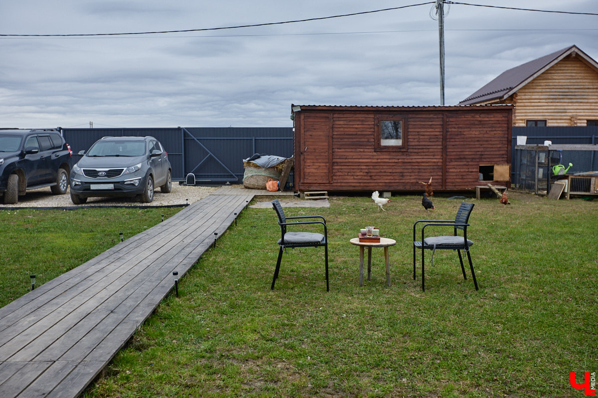 Самбист Антон Коновалов никогда не мечтал о жилье в новеньком ЖК. Поэтому, когда он купил участок с домом в деревне Юрино, никто из знакомых не удивился. В Сети чемпион России, Европы и мира рассказывает, как кормит кур и кроликов, пьет чай, наслаждаясь щебетом птиц, рубит дрова. Благодать, одним словом. И «Ключ-Медиа» перед ней не устоял — собрался и приехал к атлету в гости.