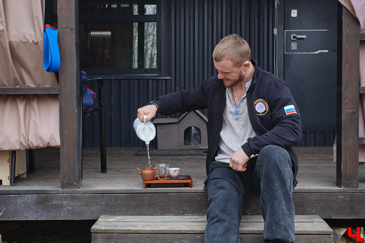 Самбист Антон Коновалов никогда не мечтал о жилье в новеньком ЖК. Поэтому, когда он купил участок с домом в деревне Юрино, никто из знакомых не удивился. В Сети чемпион России, Европы и мира рассказывает, как кормит кур и кроликов, пьет чай, наслаждаясь щебетом птиц, рубит дрова. Благодать, одним словом. И «Ключ-Медиа» перед ней не устоял — собрался и приехал к атлету в гости.