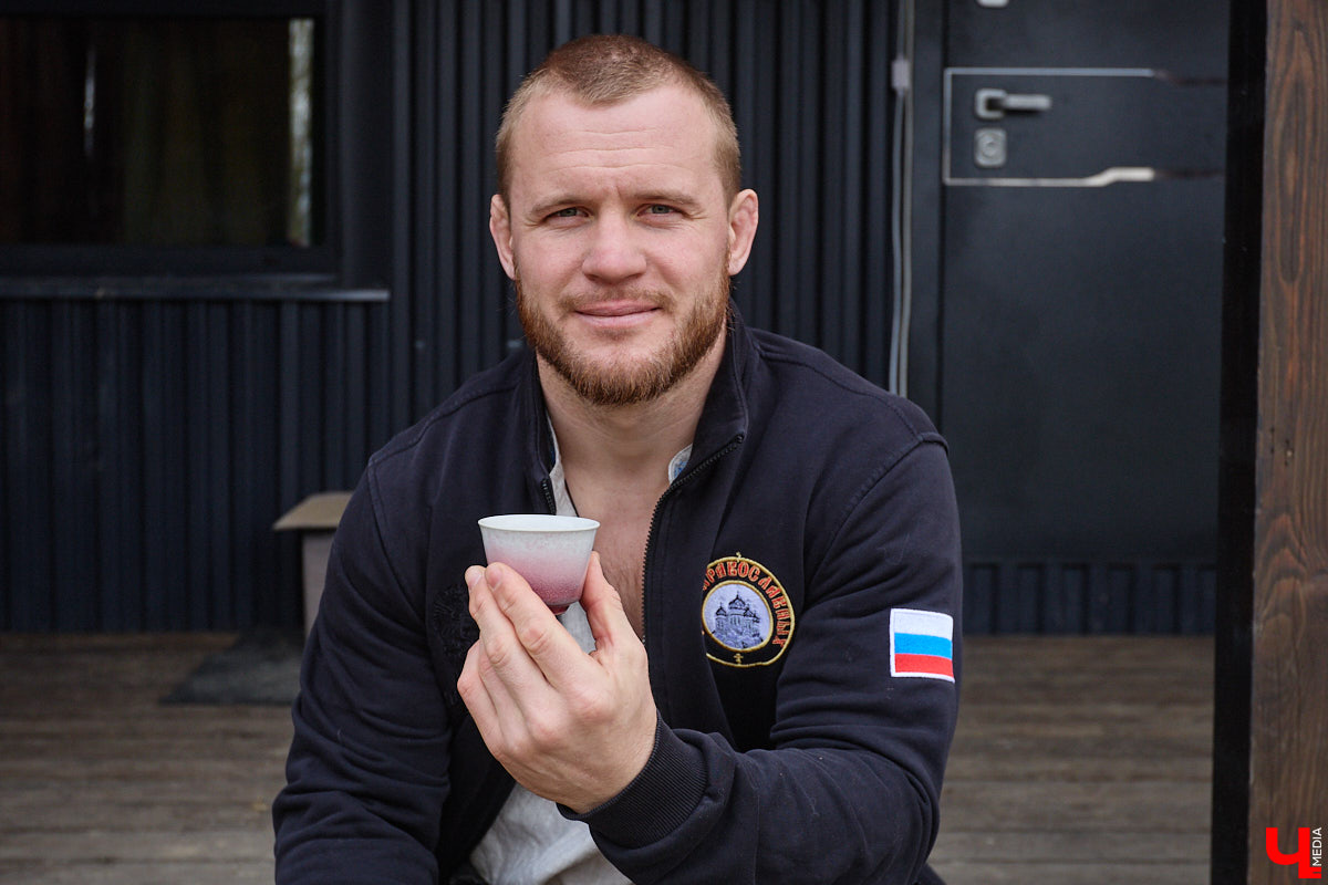 Самбист Антон Коновалов никогда не мечтал о жилье в новеньком ЖК. Поэтому, когда он купил участок с домом в деревне Юрино, никто из знакомых не удивился. В Сети чемпион России, Европы и мира рассказывает, как кормит кур и кроликов, пьет чай, наслаждаясь щебетом птиц, рубит дрова. Благодать, одним словом. И «Ключ-Медиа» перед ней не устоял — собрался и приехал к атлету в гости.