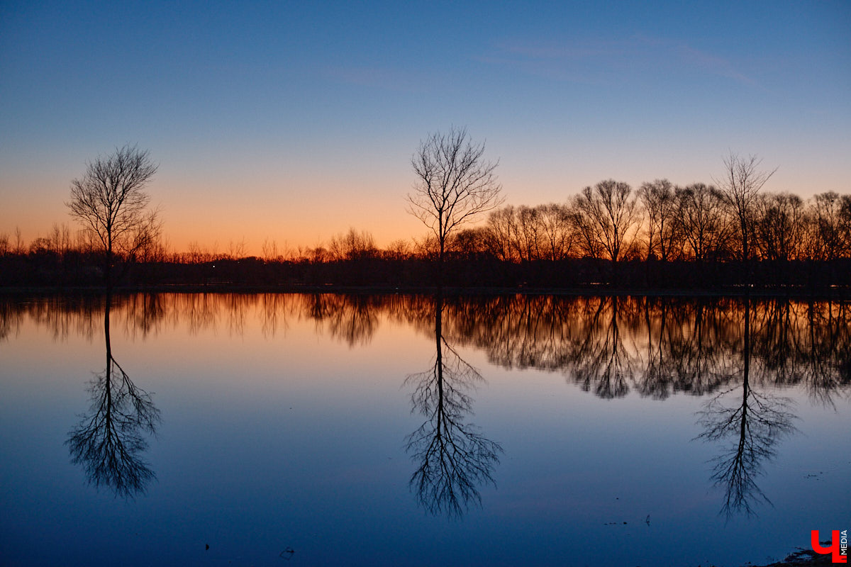 В прошлом году «маленькую Венецию» в Боголюбове нам застать не удалось из-за слишком теплой зимы. Зато в 2026-м луг у белокаменного шедевра знатно затопило вышедшими из берегов реками. В апреле, невзирая на погоду, пространство вокруг памятника заполнили ценители прекрасного: кто пешком, кто по воде.
