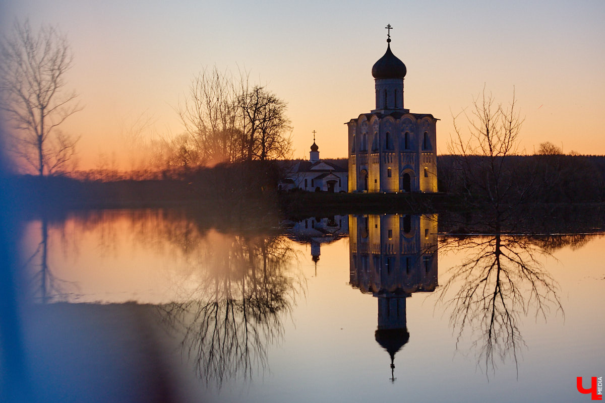 В прошлом году «маленькую Венецию» в Боголюбове нам застать не удалось из-за слишком теплой зимы. Зато в 2026-м луг у белокаменного шедевра знатно затопило вышедшими из берегов реками. В апреле, невзирая на погоду, пространство вокруг памятника заполнили ценители прекрасного: кто пешком, кто по воде.