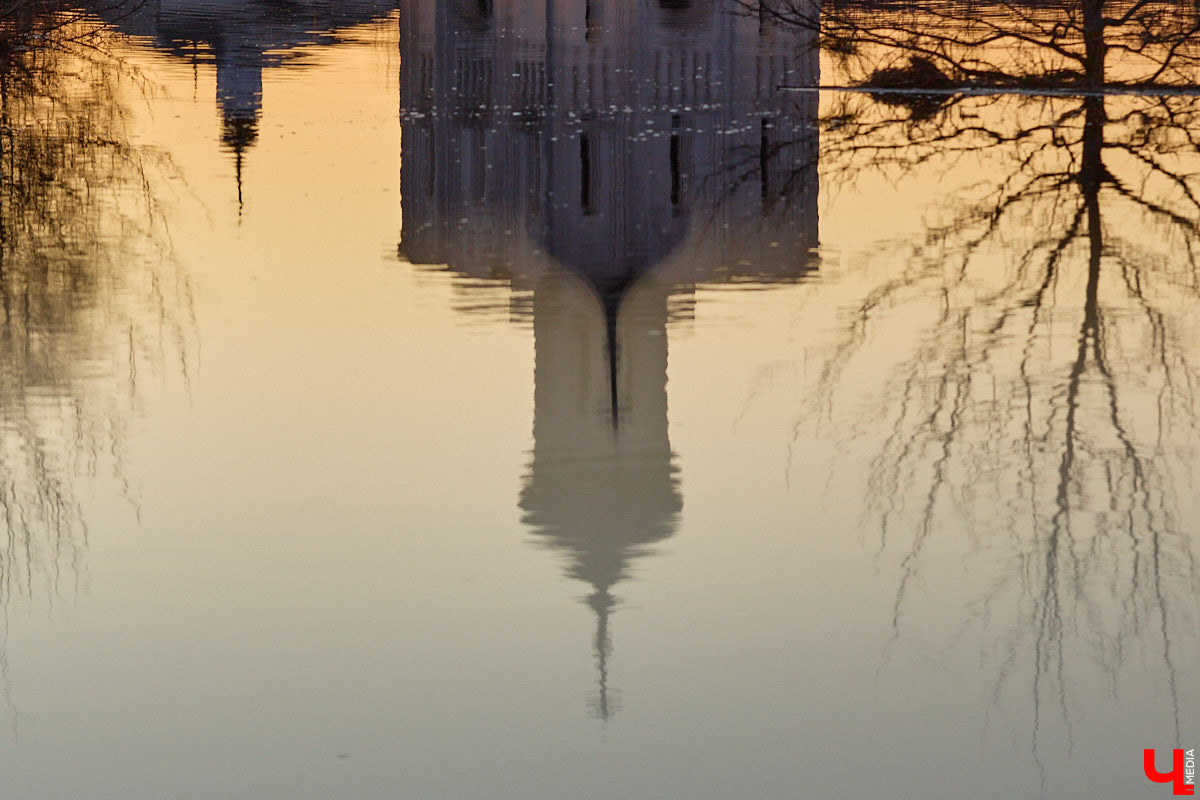 В прошлом году «маленькую Венецию» в Боголюбове нам застать не удалось из-за слишком теплой зимы. Зато в 2026-м луг у белокаменного шедевра знатно затопило вышедшими из берегов реками. В апреле, невзирая на погоду, пространство вокруг памятника заполнили ценители прекрасного: кто пешком, кто по воде.