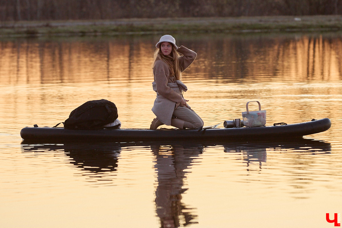 В прошлом году «маленькую Венецию» в Боголюбове нам застать не удалось из-за слишком теплой зимы. Зато в 2026-м луг у белокаменного шедевра знатно затопило вышедшими из берегов реками. В апреле, невзирая на погоду, пространство вокруг памятника заполнили ценители прекрасного: кто пешком, кто по воде.