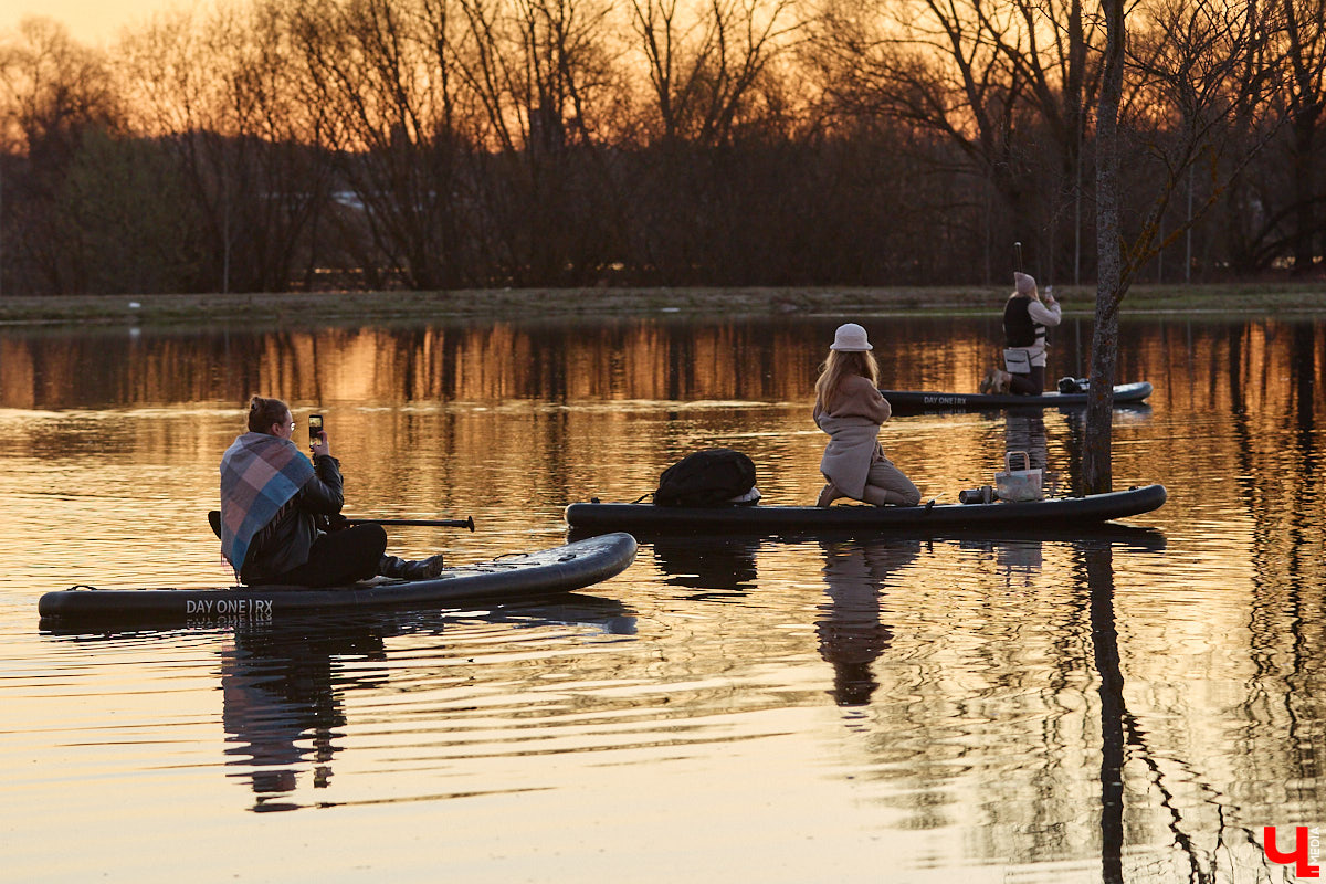 В прошлом году «маленькую Венецию» в Боголюбове нам застать не удалось из-за слишком теплой зимы. Зато в 2026-м луг у белокаменного шедевра знатно затопило вышедшими из берегов реками. В апреле, невзирая на погоду, пространство вокруг памятника заполнили ценители прекрасного: кто пешком, кто по воде.