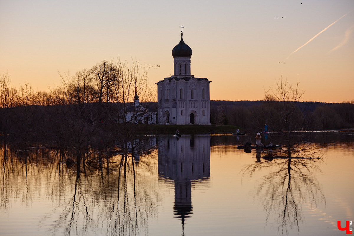 В прошлом году «маленькую Венецию» в Боголюбове нам застать не удалось из-за слишком теплой зимы. Зато в 2026-м луг у белокаменного шедевра знатно затопило вышедшими из берегов реками. В апреле, невзирая на погоду, пространство вокруг памятника заполнили ценители прекрасного: кто пешком, кто по воде.