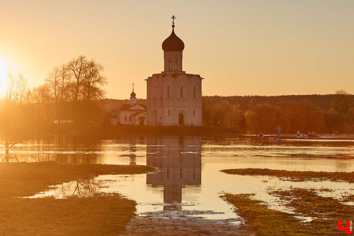 В прошлом году «маленькую Венецию» в Боголюбове нам застать не удалось из-за слишком теплой зимы. Зато в 2026-м луг у белокаменного шедевра знатно затопило вышедшими из берегов реками. В апреле, невзирая на погоду, пространство вокруг памятника заполнили ценители прекрасного: кто пешком, кто по воде.