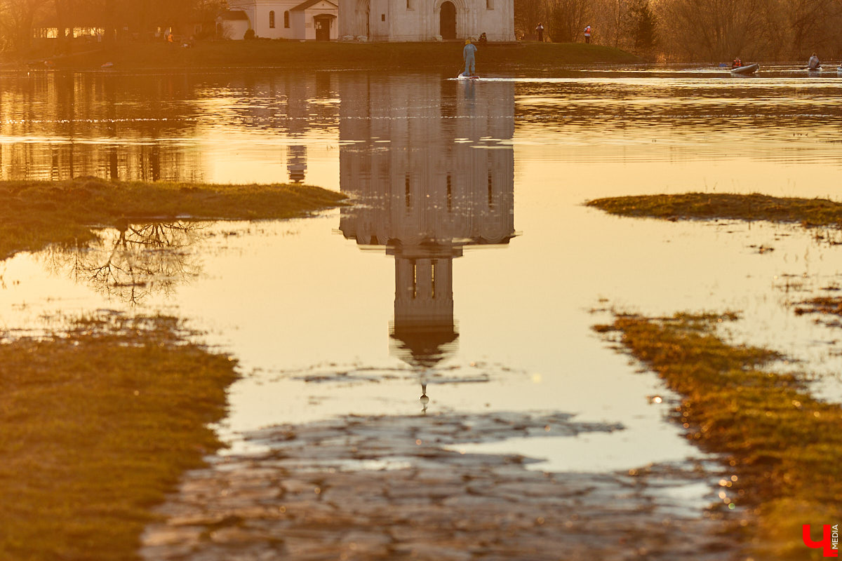 В прошлом году «маленькую Венецию» в Боголюбове нам застать не удалось из-за слишком теплой зимы. Зато в 2026-м луг у белокаменного шедевра знатно затопило вышедшими из берегов реками. В апреле, невзирая на погоду, пространство вокруг памятника заполнили ценители прекрасного: кто пешком, кто по воде.