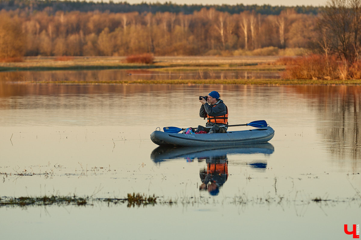 В прошлом году «маленькую Венецию» в Боголюбове нам застать не удалось из-за слишком теплой зимы. Зато в 2026-м луг у белокаменного шедевра знатно затопило вышедшими из берегов реками. В апреле, невзирая на погоду, пространство вокруг памятника заполнили ценители прекрасного: кто пешком, кто по воде.