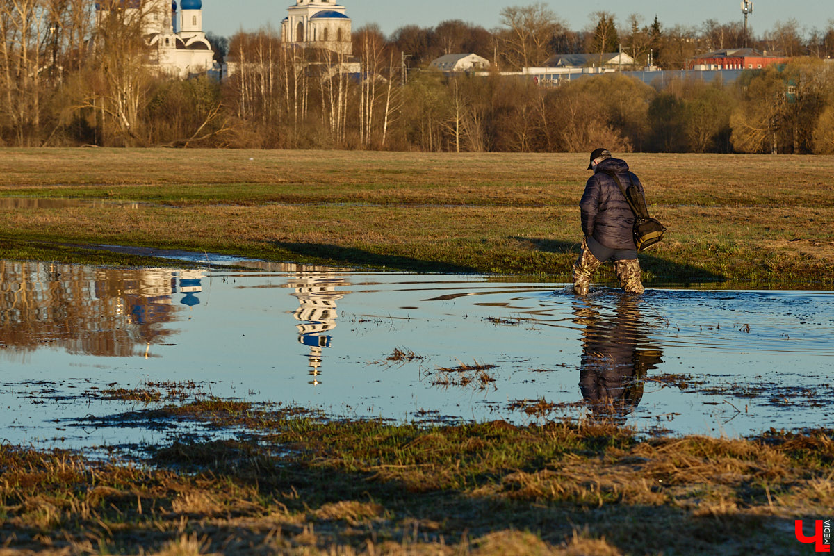 В прошлом году «маленькую Венецию» в Боголюбове нам застать не удалось из-за слишком теплой зимы. Зато в 2026-м луг у белокаменного шедевра знатно затопило вышедшими из берегов реками. В апреле, невзирая на погоду, пространство вокруг памятника заполнили ценители прекрасного: кто пешком, кто по воде.