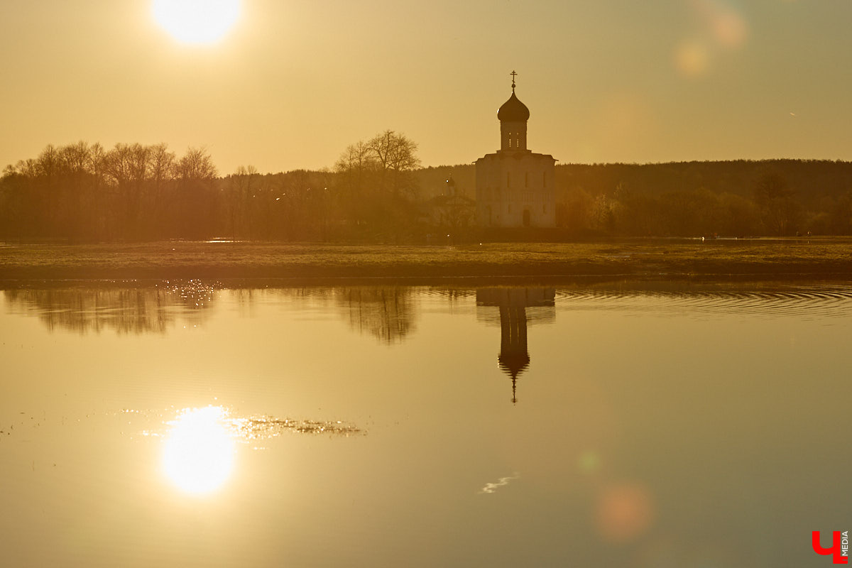 В прошлом году «маленькую Венецию» в Боголюбове нам застать не удалось из-за слишком теплой зимы. Зато в 2026-м луг у белокаменного шедевра знатно затопило вышедшими из берегов реками. В апреле, невзирая на погоду, пространство вокруг памятника заполнили ценители прекрасного: кто пешком, кто по воде.