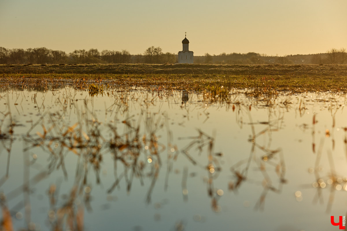 В прошлом году «маленькую Венецию» в Боголюбове нам застать не удалось из-за слишком теплой зимы. Зато в 2026-м луг у белокаменного шедевра знатно затопило вышедшими из берегов реками. В апреле, невзирая на погоду, пространство вокруг памятника заполнили ценители прекрасного: кто пешком, кто по воде.