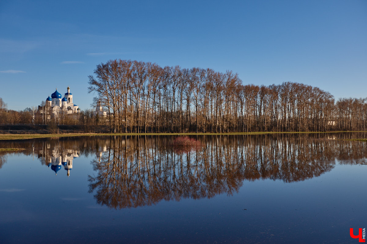 В прошлом году «маленькую Венецию» в Боголюбове нам застать не удалось из-за слишком теплой зимы. Зато в 2026-м луг у белокаменного шедевра знатно затопило вышедшими из берегов реками. В апреле, невзирая на погоду, пространство вокруг памятника заполнили ценители прекрасного: кто пешком, кто по воде.