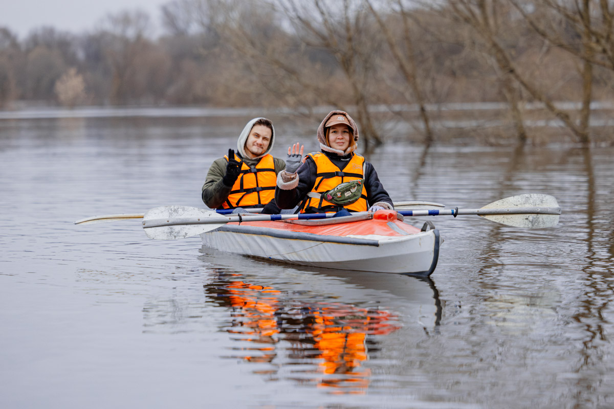 В прошлом году «маленькую Венецию» в Боголюбове нам застать не удалось из-за слишком теплой зимы. Зато в 2026-м луг у белокаменного шедевра знатно затопило вышедшими из берегов реками. В апреле, невзирая на погоду, пространство вокруг памятника заполнили ценители прекрасного: кто пешком, кто по воде.