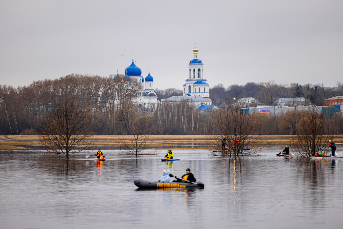 В прошлом году «маленькую Венецию» в Боголюбове нам застать не удалось из-за слишком теплой зимы. Зато в 2026-м луг у белокаменного шедевра знатно затопило вышедшими из берегов реками. В апреле, невзирая на погоду, пространство вокруг памятника заполнили ценители прекрасного: кто пешком, кто по воде.