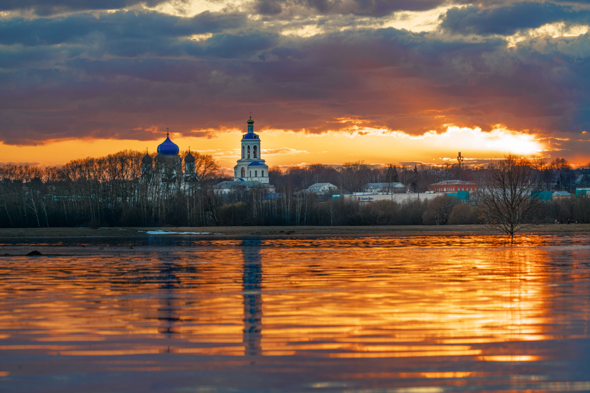 В прошлом году «маленькую Венецию» в Боголюбове нам застать не удалось из-за слишком теплой зимы. Зато в 2026-м луг у белокаменного шедевра знатно затопило вышедшими из берегов реками. В апреле, невзирая на погоду, пространство вокруг памятника заполнили ценители прекрасного: кто пешком, кто по воде.