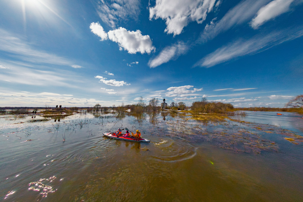 В прошлом году «маленькую Венецию» в Боголюбове нам застать не удалось из-за слишком теплой зимы. Зато в 2026-м луг у белокаменного шедевра знатно затопило вышедшими из берегов реками. В апреле, невзирая на погоду, пространство вокруг памятника заполнили ценители прекрасного: кто пешком, кто по воде.