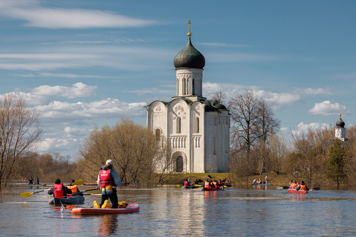 В прошлом году «маленькую Венецию» в Боголюбове нам застать не удалось из-за слишком теплой зимы. Зато в 2026-м луг у белокаменного шедевра знатно затопило вышедшими из берегов реками. В апреле, невзирая на погоду, пространство вокруг памятника заполнили ценители прекрасного: кто пешком, кто по воде.